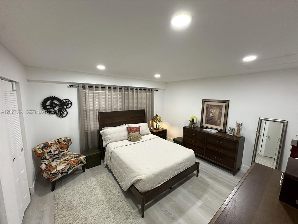 For Sale: $185,000 (1 beds, 1 baths, 1045 Square Feet)