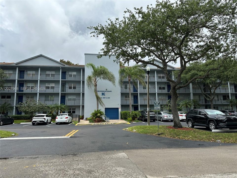 For Sale: $185,000 (1 beds, 1 baths, 1045 Square Feet)