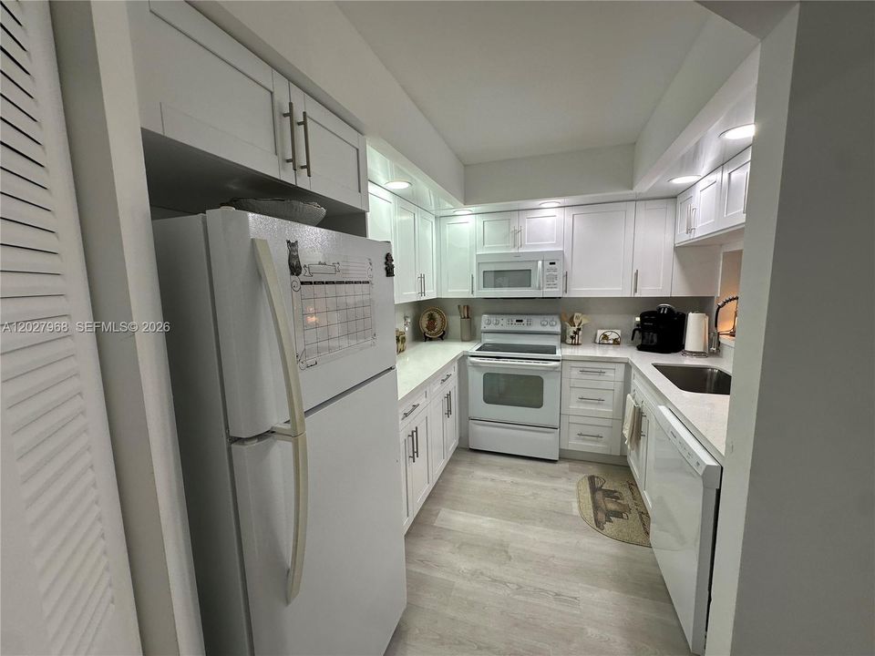 For Sale: $185,000 (1 beds, 1 baths, 1045 Square Feet)