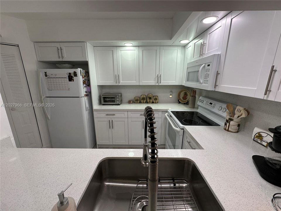For Sale: $185,000 (1 beds, 1 baths, 1045 Square Feet)