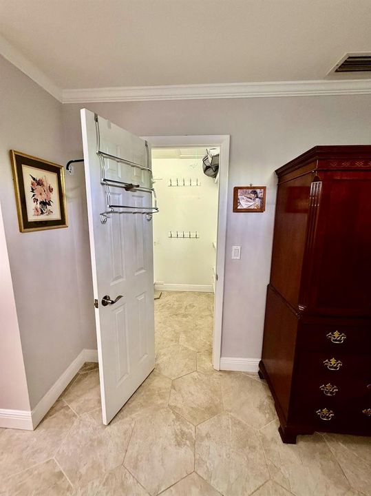 MASTER-BED-CLOSET
