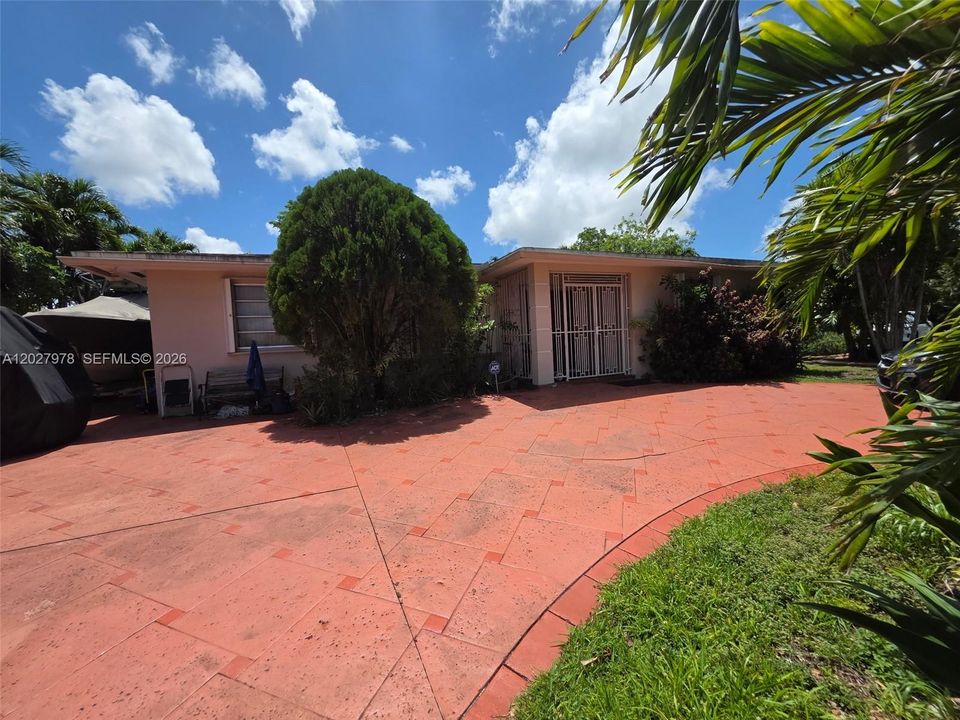 For Sale: $780,000 (5 beds, 3 baths, 2462 Square Feet)