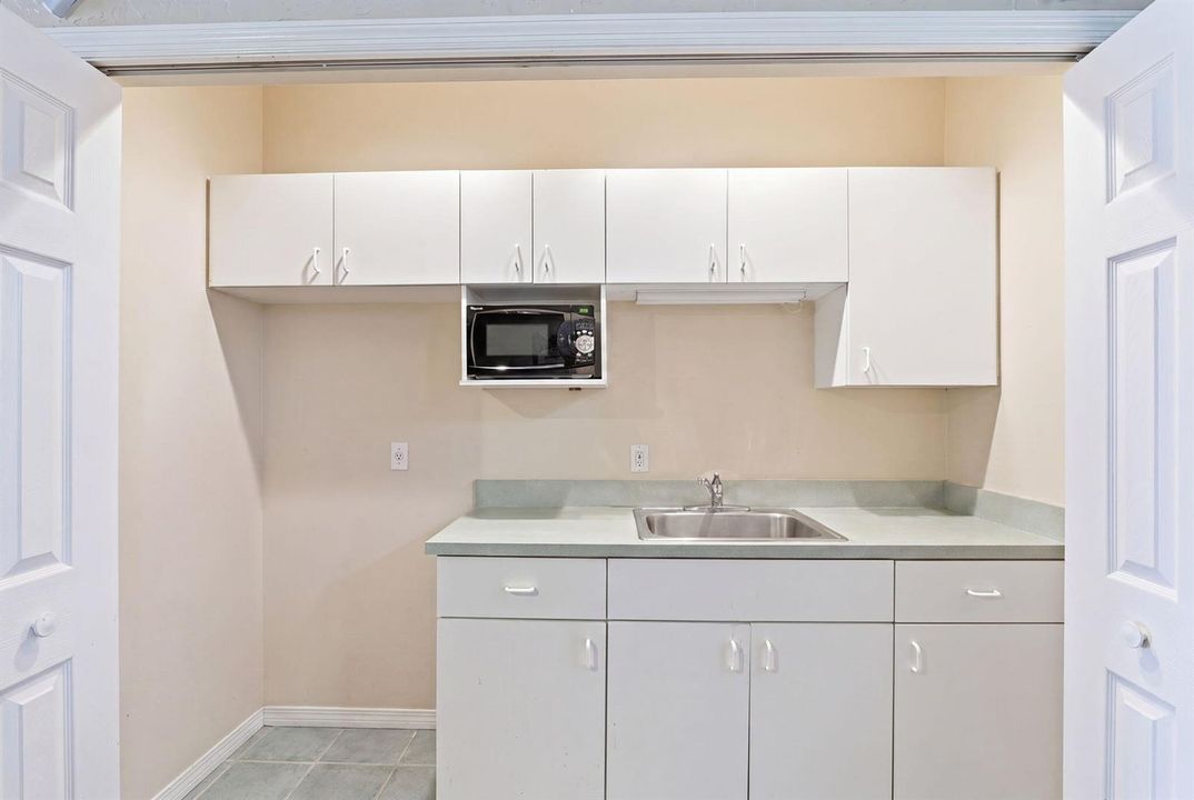 13-web-or-mls-PSL_Commercial_Building_01