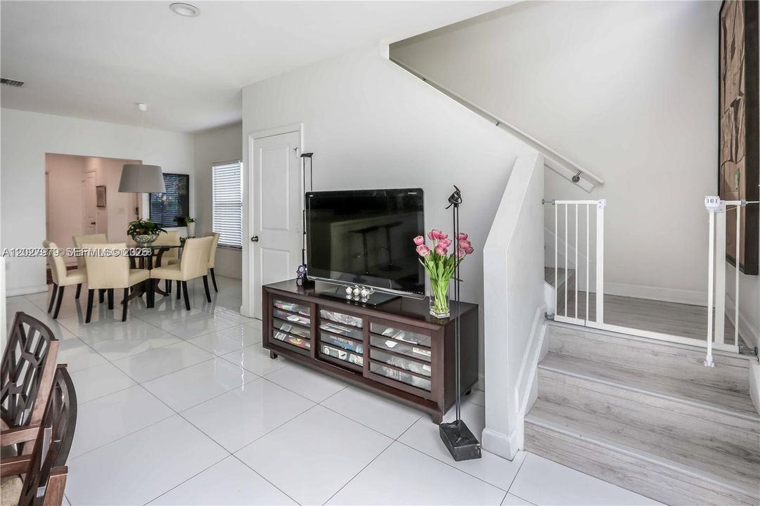 For Sale: $545,000 (3 beds, 2 baths, 1798 Square Feet)