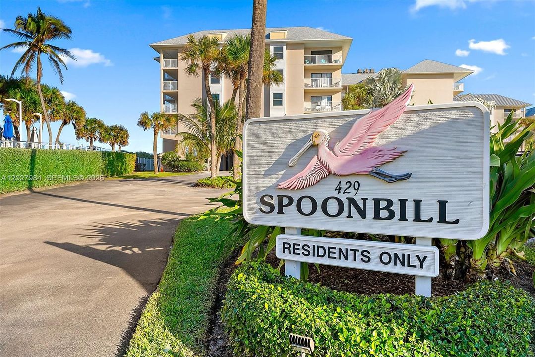 For Sale: $575,000 (1 beds, 1 baths, 638 Square Feet)
