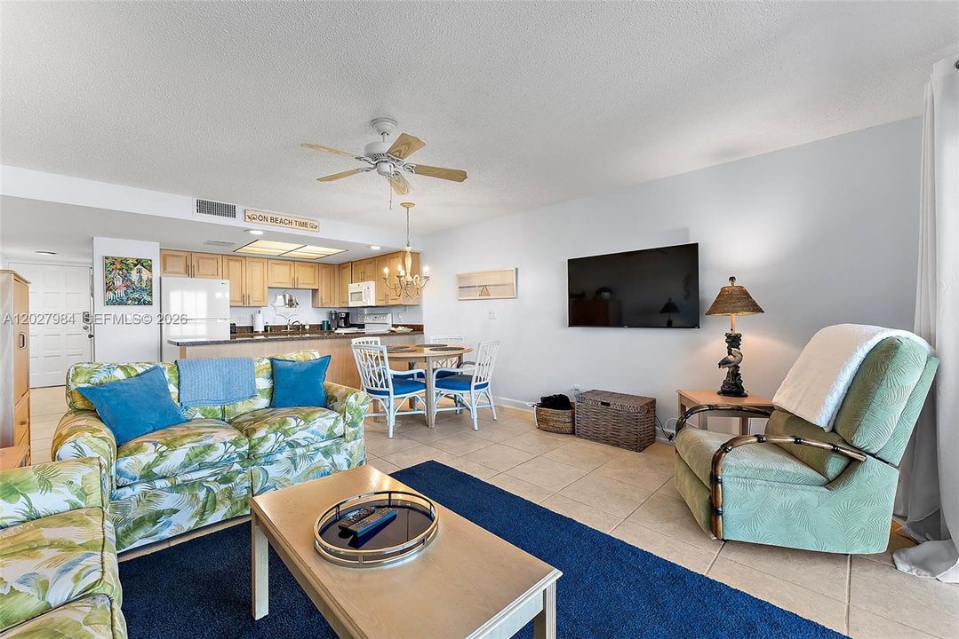 For Sale: $575,000 (1 beds, 1 baths, 638 Square Feet)