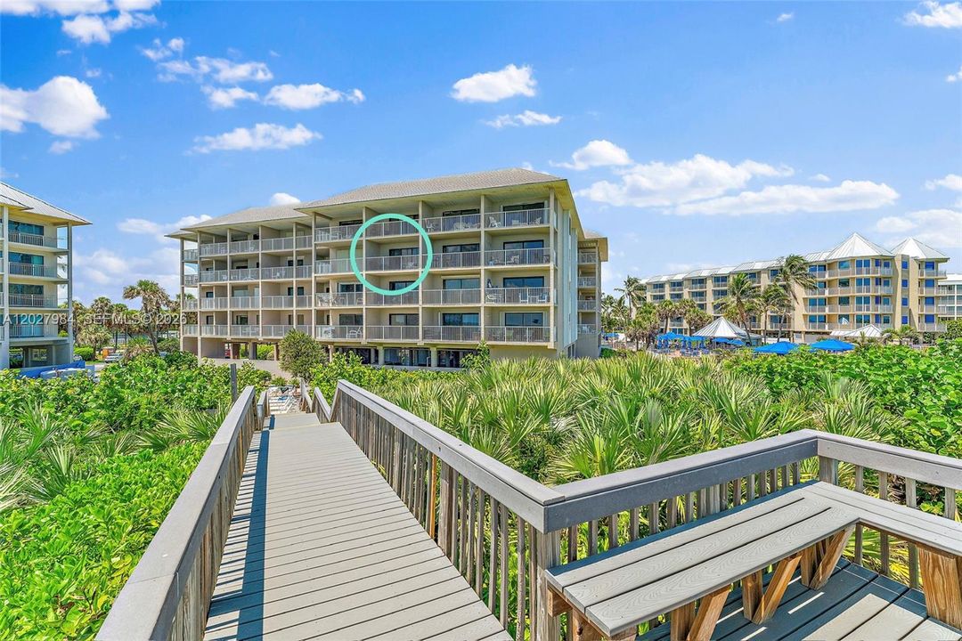 For Sale: $575,000 (1 beds, 1 baths, 638 Square Feet)