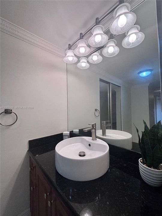 В аренду: $2,000 (2 спален, 2 ванн, 1040 Квадратных фут)