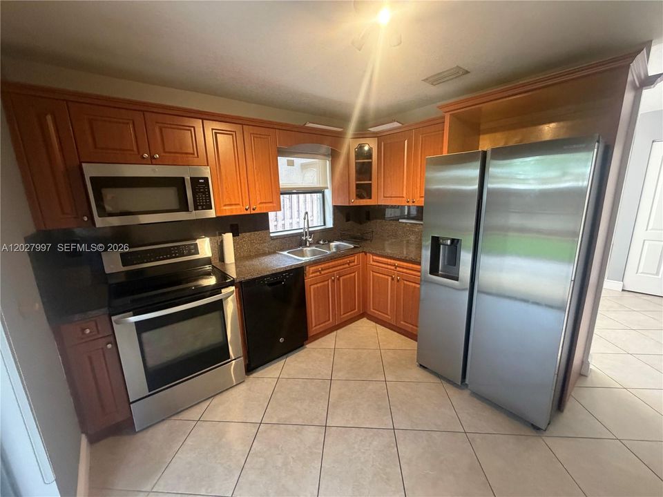 В аренду: $2,400 (2 спален, 1 ванн, 1025 Квадратных фут)