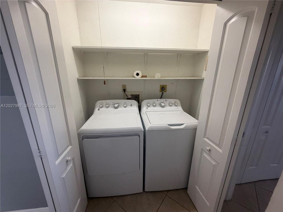 В аренду: $2,400 (2 спален, 1 ванн, 1025 Квадратных фут)