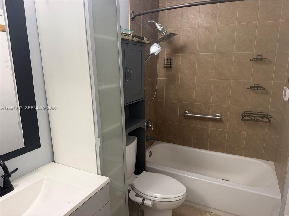 В аренду: $2,400 (2 спален, 1 ванн, 1025 Квадратных фут)