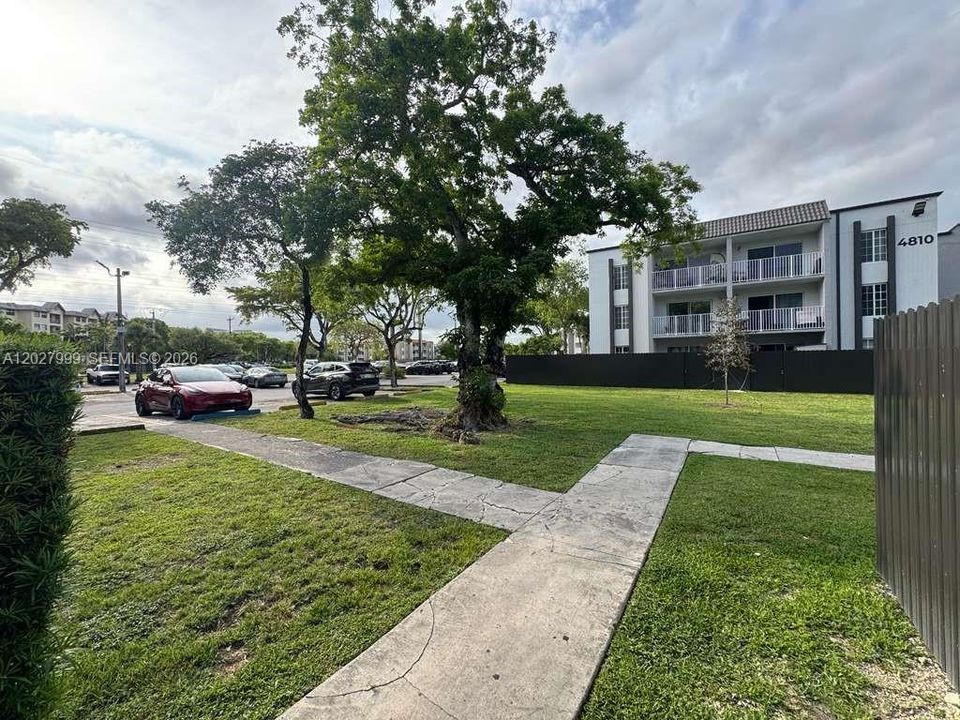 For Sale: $240,000 (1 beds, 1 baths, 810 Square Feet)