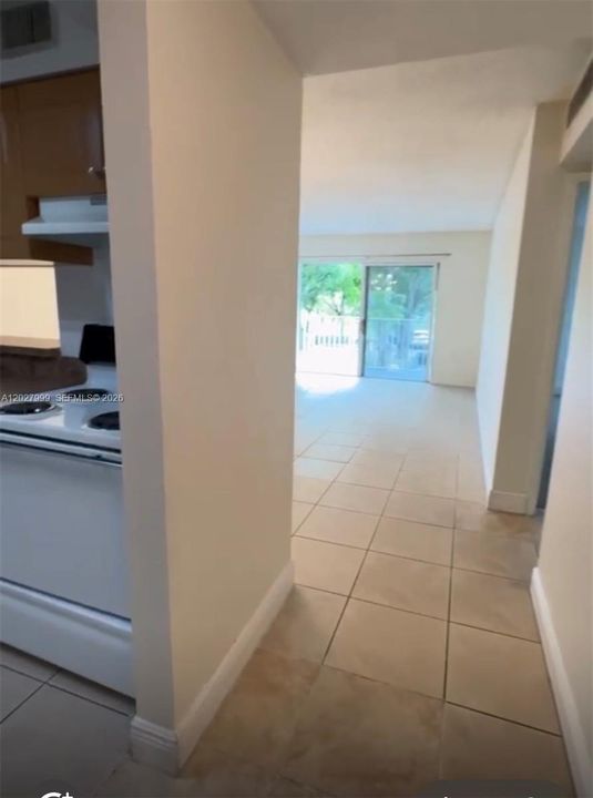 For Sale: $240,000 (1 beds, 1 baths, 810 Square Feet)