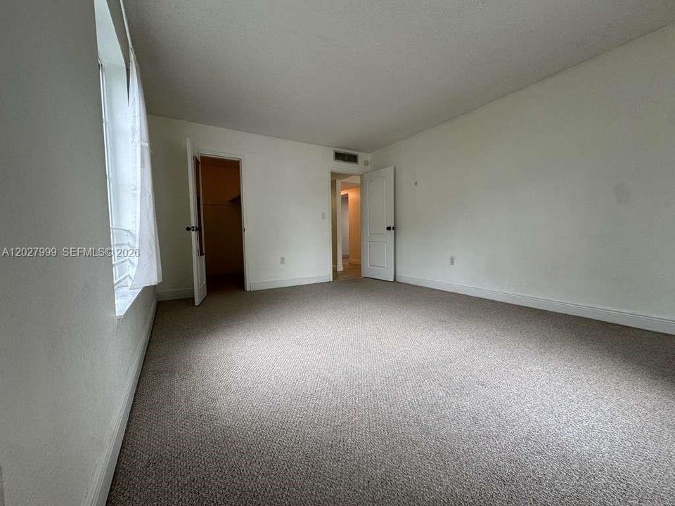 For Sale: $240,000 (1 beds, 1 baths, 810 Square Feet)