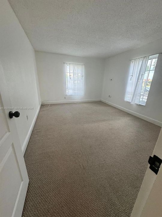 For Sale: $240,000 (1 beds, 1 baths, 810 Square Feet)