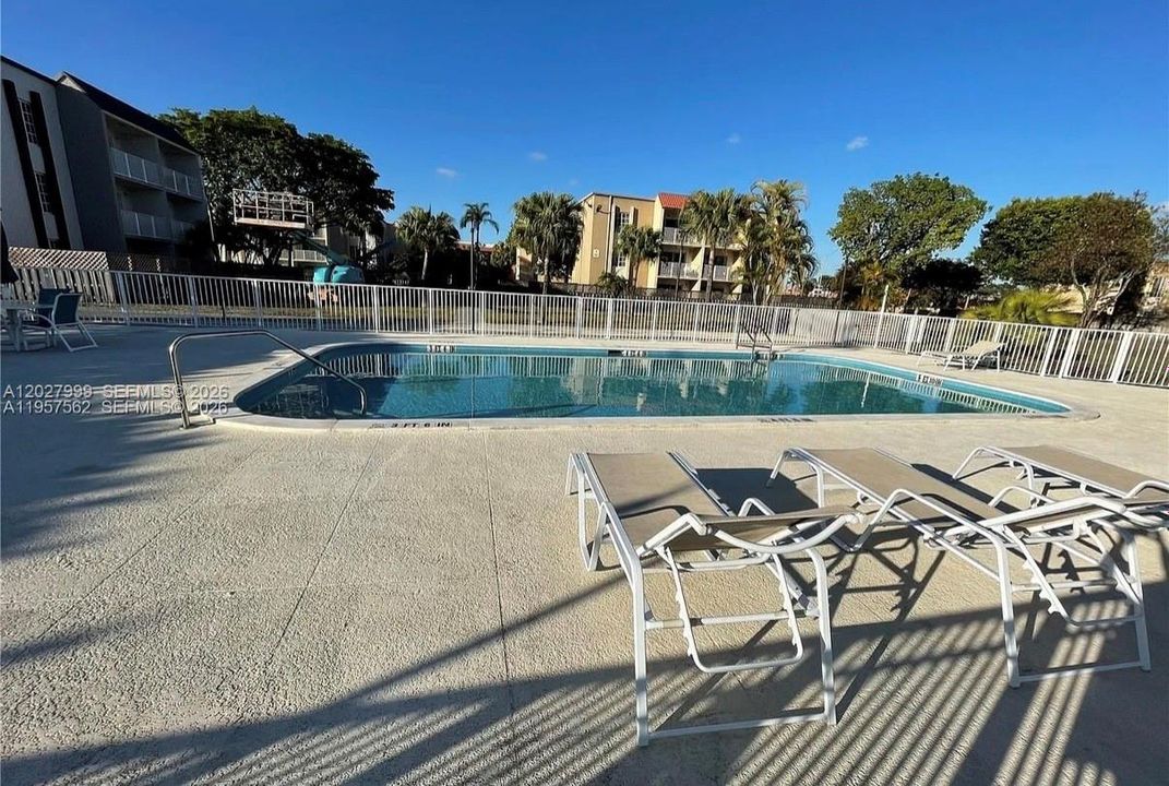 For Sale: $240,000 (1 beds, 1 baths, 810 Square Feet)