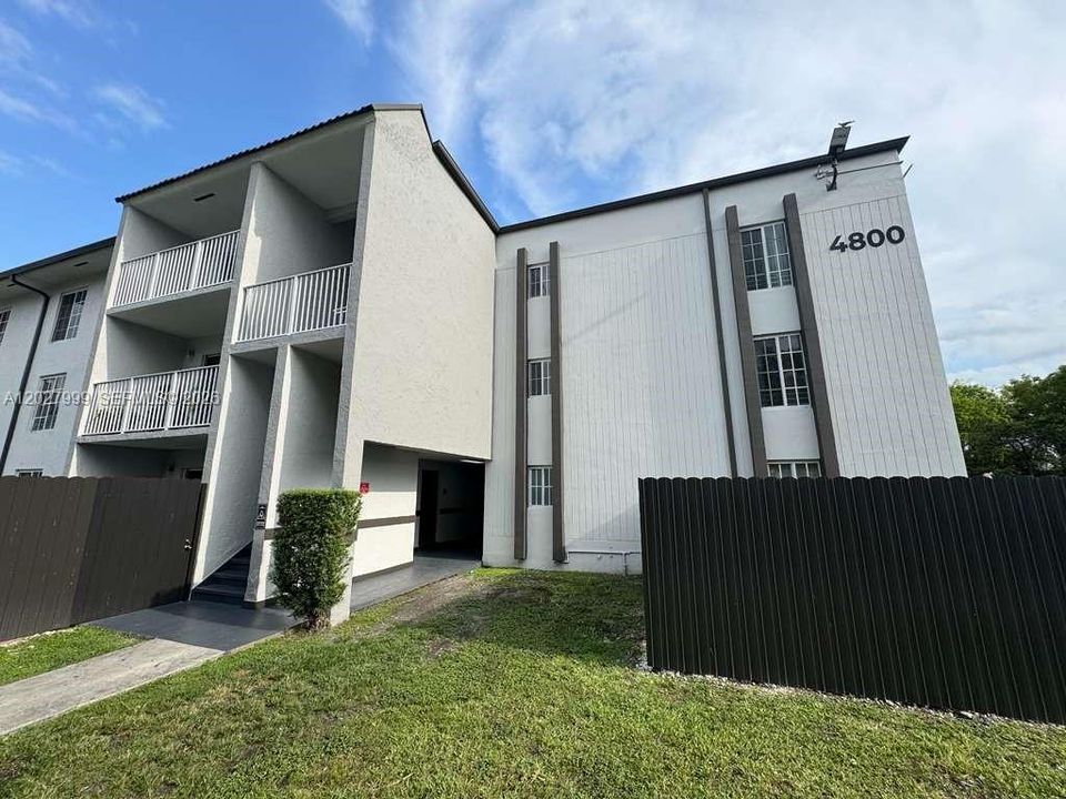 For Sale: $240,000 (1 beds, 1 baths, 810 Square Feet)