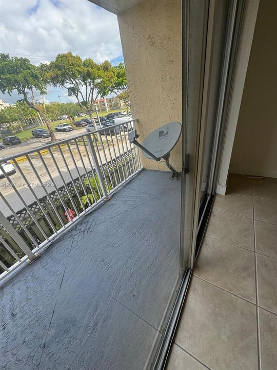 For Sale: $240,000 (1 beds, 1 baths, 810 Square Feet)