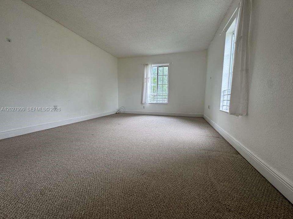 For Sale: $240,000 (1 beds, 1 baths, 810 Square Feet)