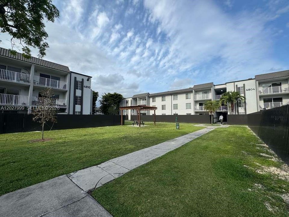 For Sale: $240,000 (1 beds, 1 baths, 810 Square Feet)