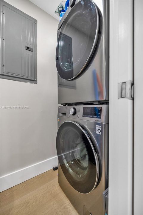 For Rent: $5,500 (1 beds, 1 baths, 812 Square Feet)