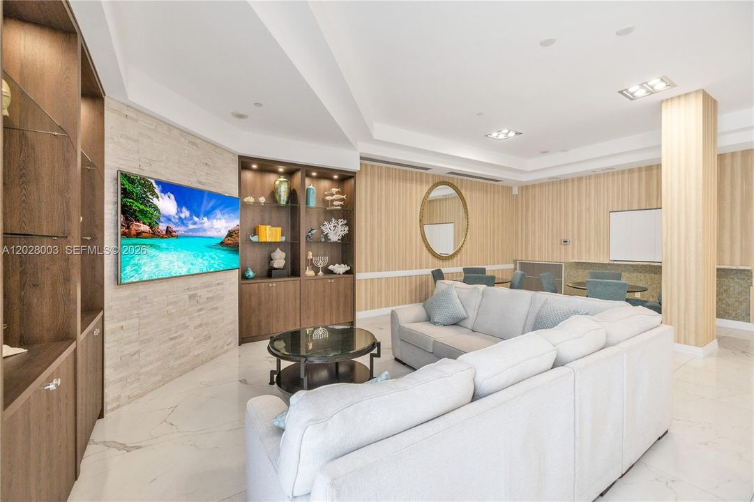 For Rent: $5,500 (1 beds, 1 baths, 812 Square Feet)