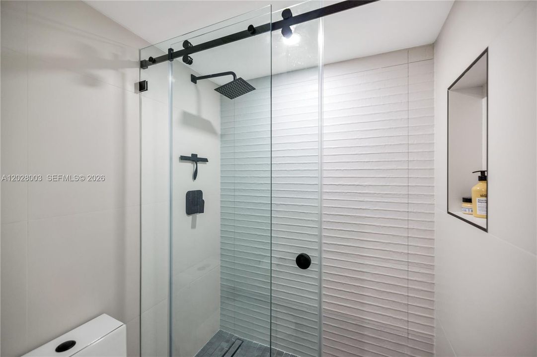 For Rent: $5,500 (1 beds, 1 baths, 812 Square Feet)