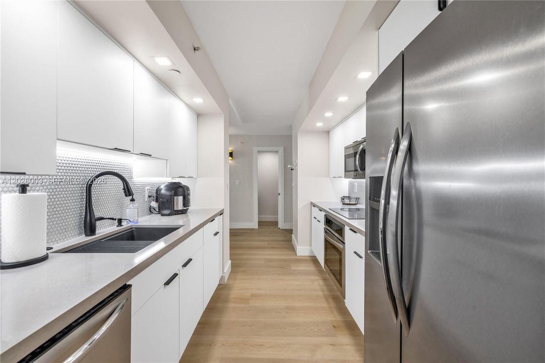 For Rent: $5,500 (1 beds, 1 baths, 812 Square Feet)