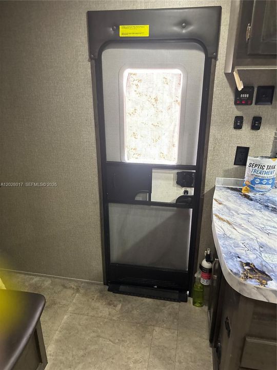 For Rent: $1,200 (2 beds, 1 baths, 594 Square Feet)