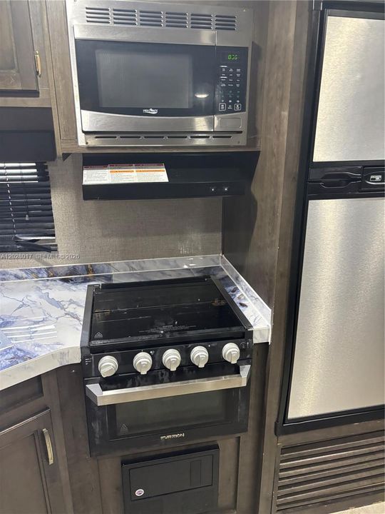 For Rent: $1,200 (2 beds, 1 baths, 594 Square Feet)
