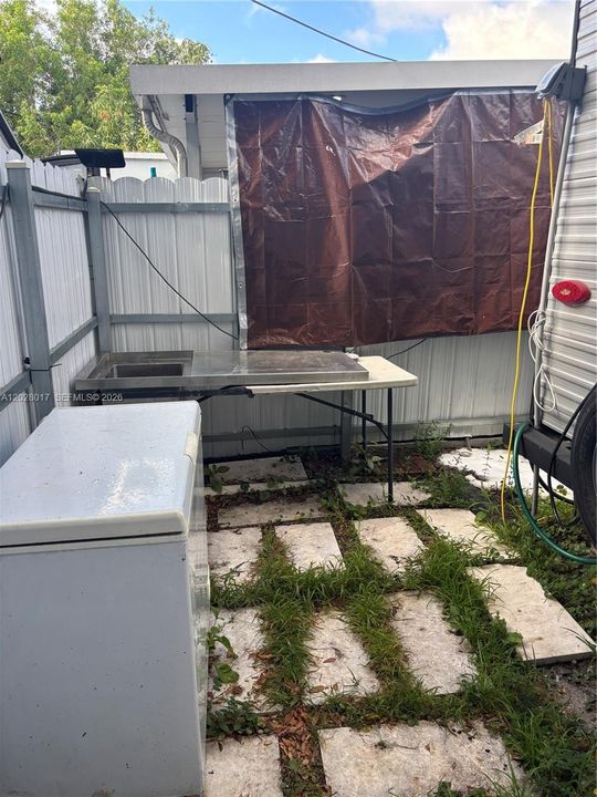 For Rent: $1,200 (2 beds, 1 baths, 594 Square Feet)
