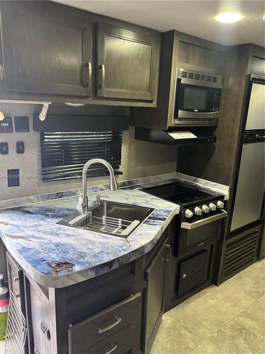 For Rent: $1,200 (2 beds, 1 baths, 594 Square Feet)