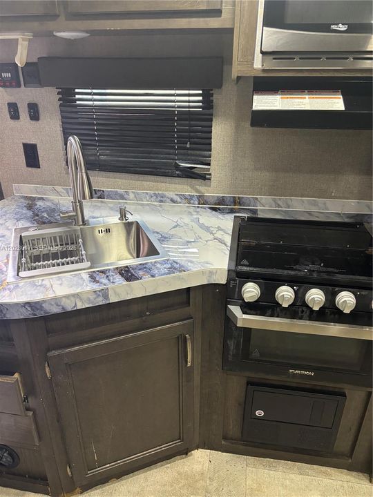 For Rent: $1,200 (2 beds, 1 baths, 594 Square Feet)