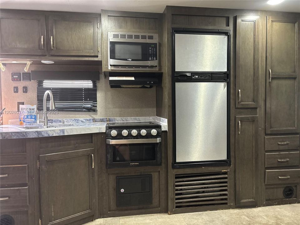 For Rent: $1,200 (2 beds, 1 baths, 594 Square Feet)