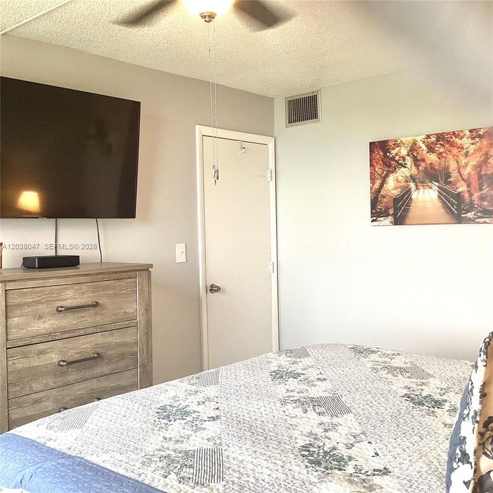 For Sale: $169,999 (1 beds, 1 baths, 800 Square Feet)