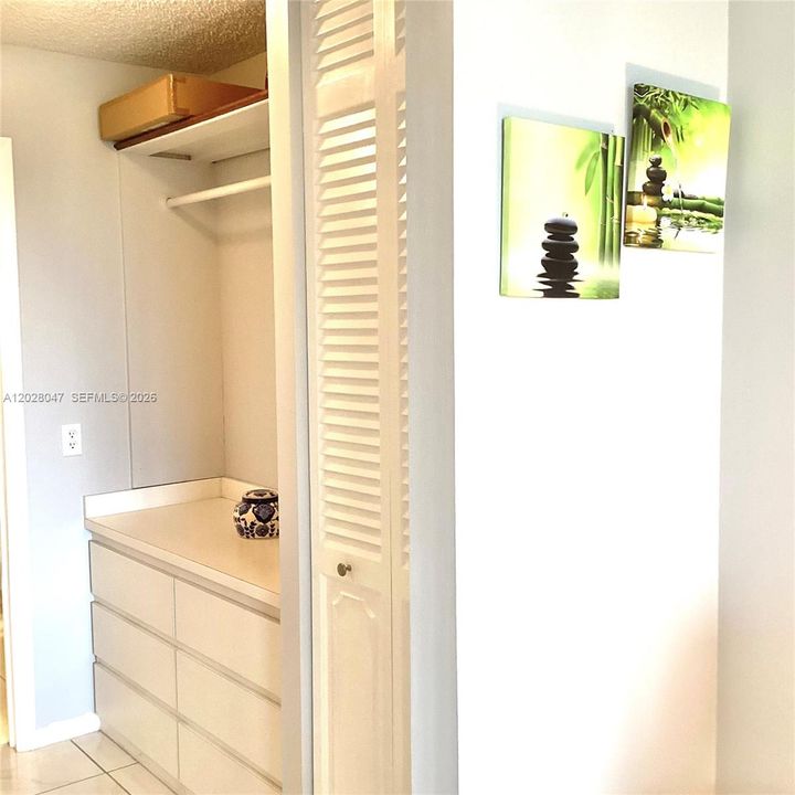 For Sale: $169,999 (1 beds, 1 baths, 800 Square Feet)