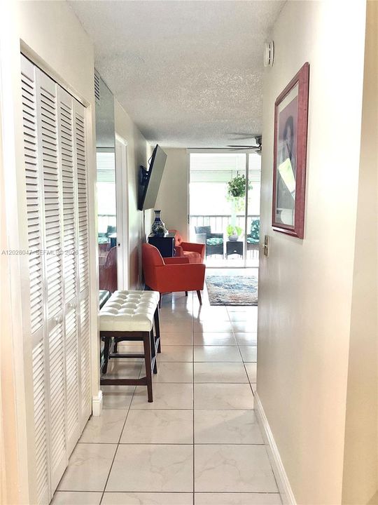 For Sale: $169,999 (1 beds, 1 baths, 800 Square Feet)