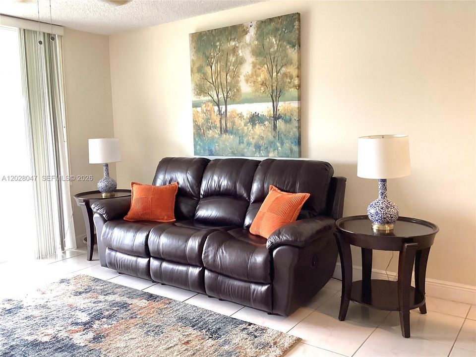 For Sale: $169,999 (1 beds, 1 baths, 800 Square Feet)
