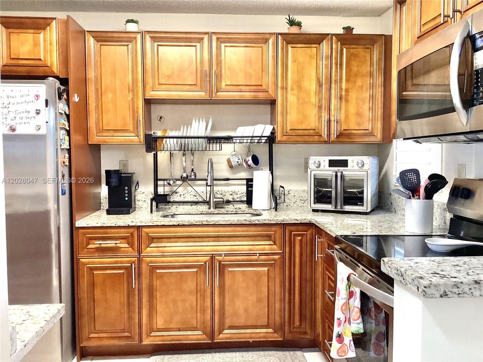 For Sale: $169,999 (1 beds, 1 baths, 800 Square Feet)