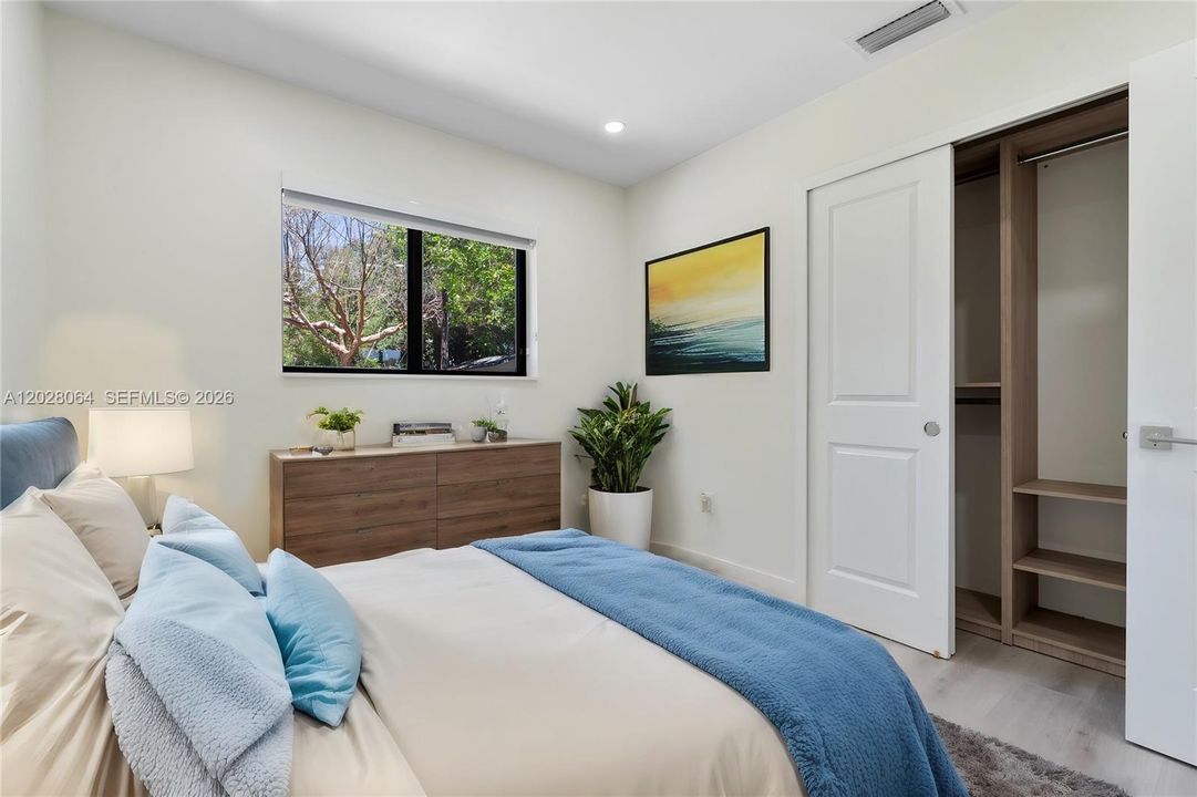 For Rent: $6,500 (4 beds, 2 baths, 1290 Square Feet)