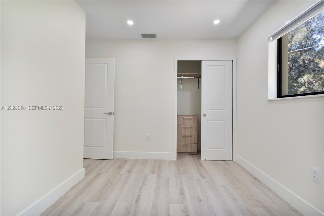 For Rent: $6,500 (4 beds, 2 baths, 1290 Square Feet)