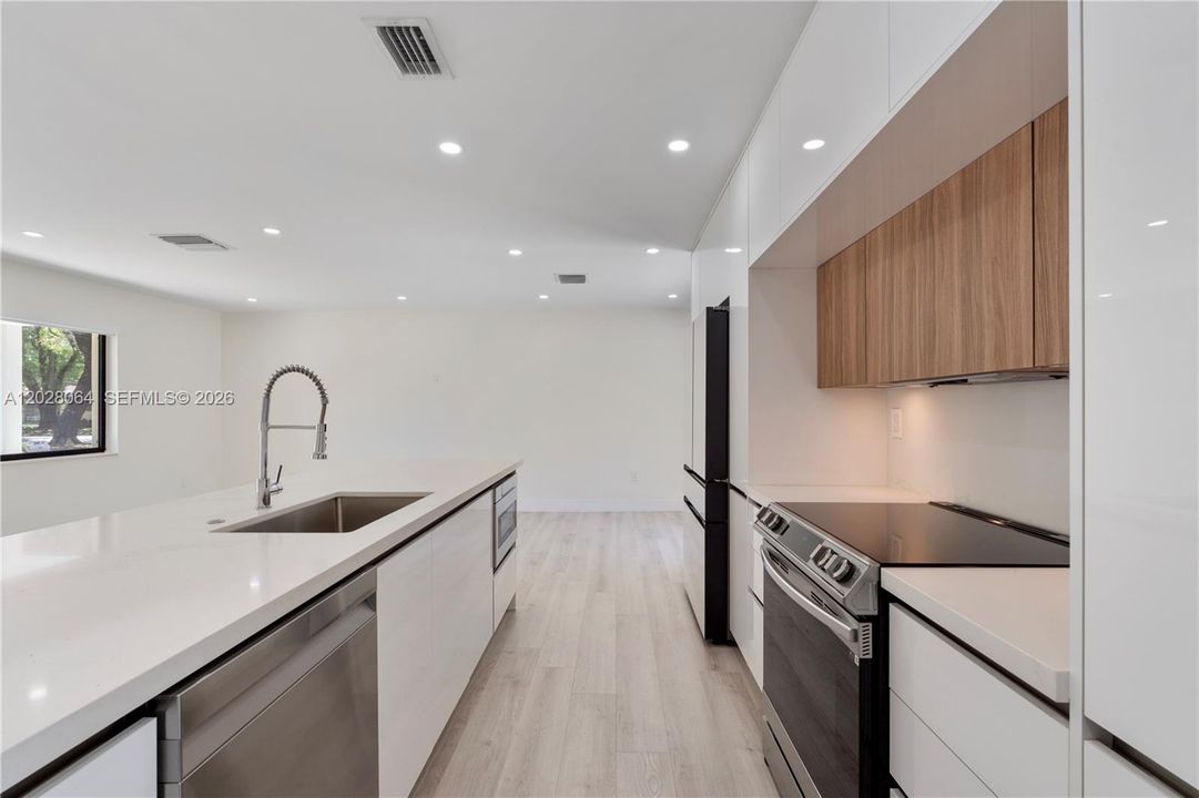 For Rent: $6,500 (4 beds, 2 baths, 1290 Square Feet)