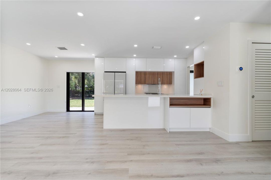 For Rent: $6,500 (4 beds, 2 baths, 1290 Square Feet)