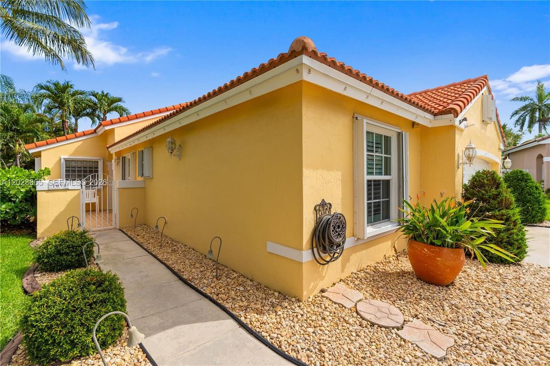 For Sale: $818,000 (3 beds, 2 baths, 1944 Square Feet)