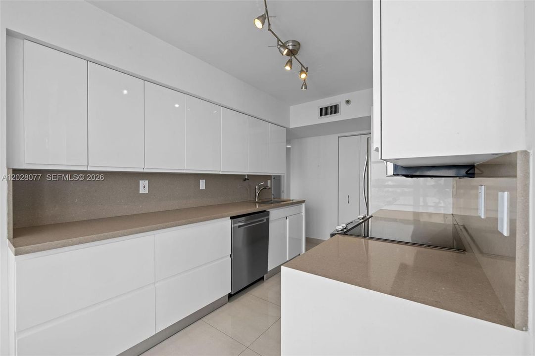 For Sale: $649,000 (2 beds, 2 baths, 1403 Square Feet)