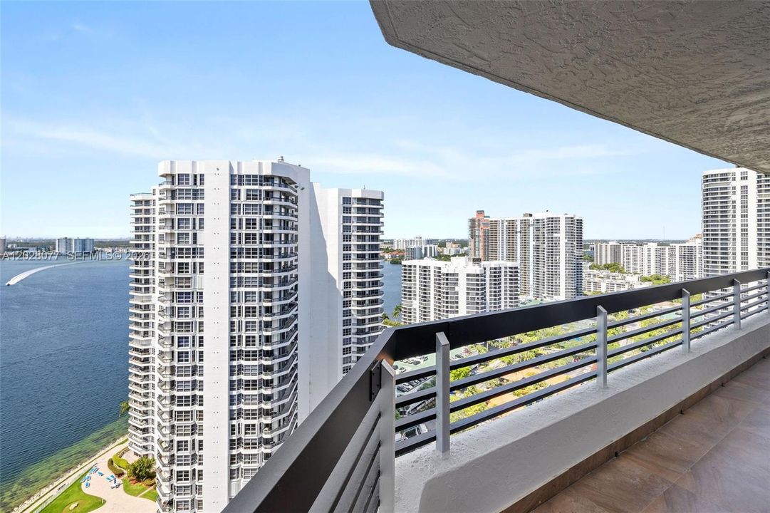 For Sale: $649,000 (2 beds, 2 baths, 1403 Square Feet)