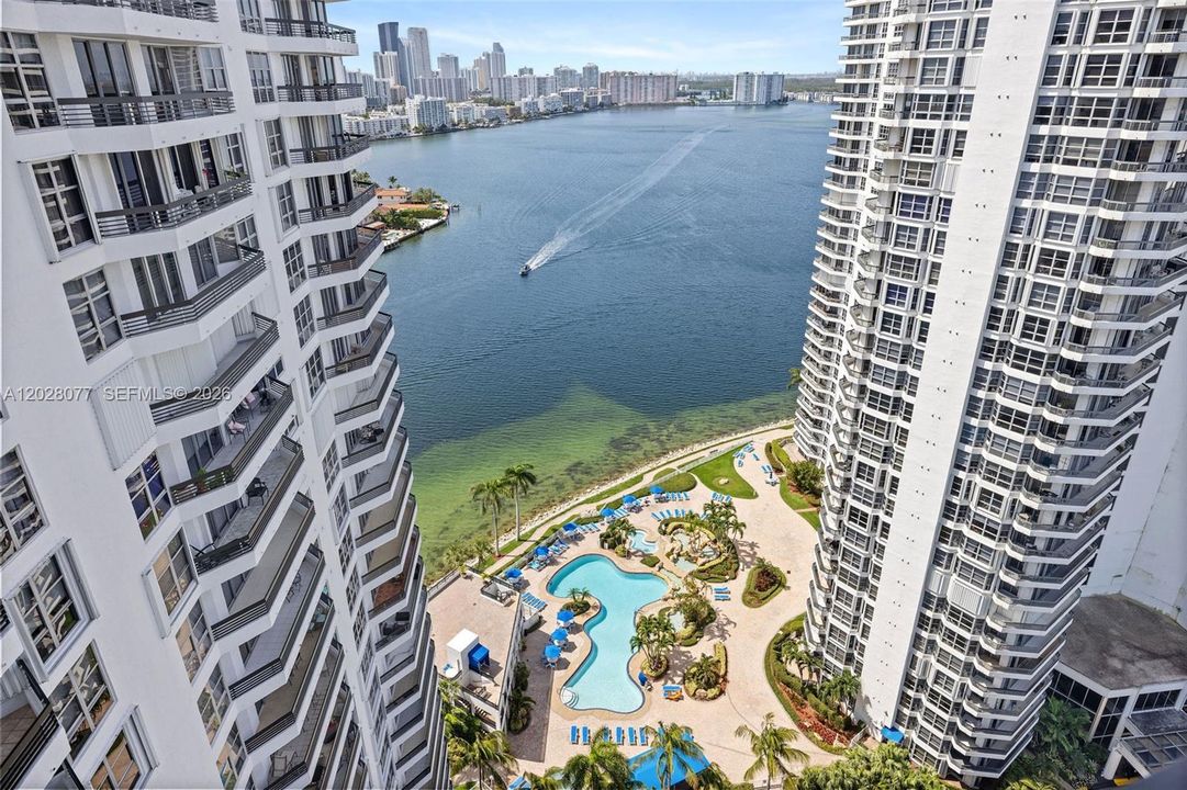 For Sale: $649,000 (2 beds, 2 baths, 1403 Square Feet)