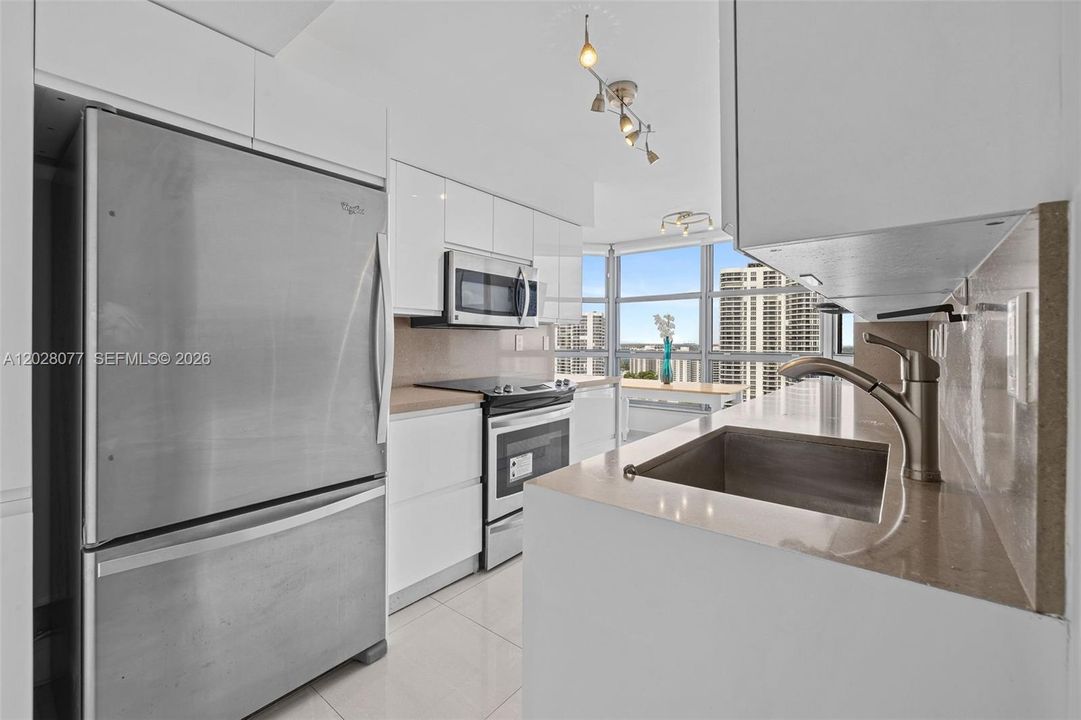 For Sale: $649,000 (2 beds, 2 baths, 1403 Square Feet)
