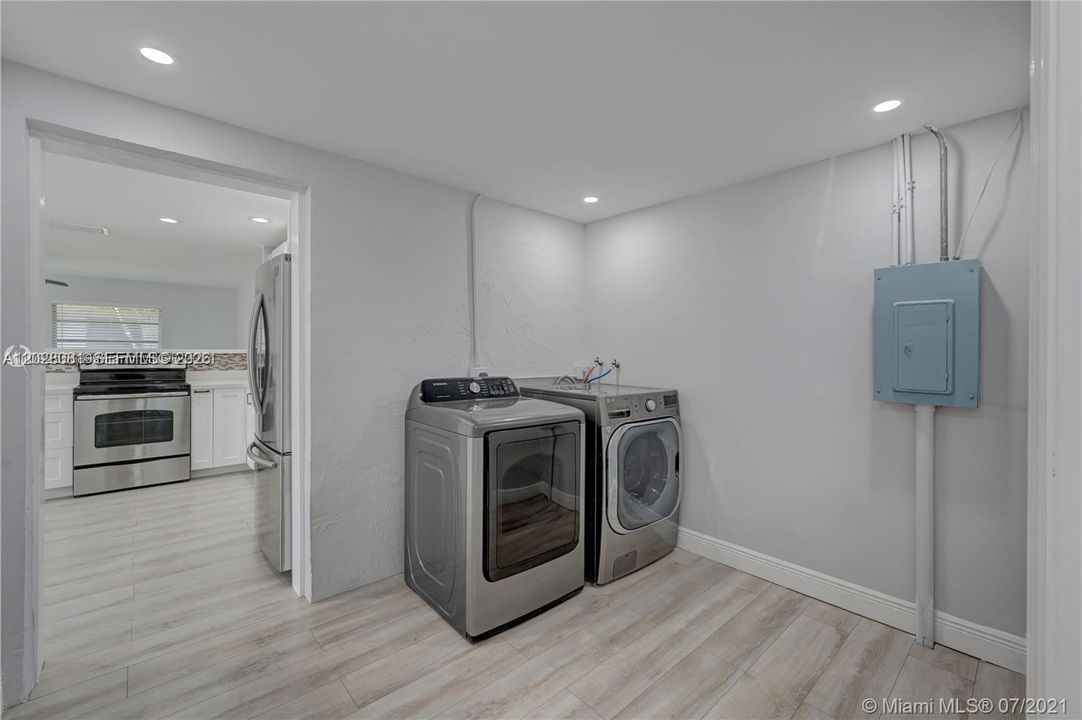 В аренду: $3,095 (3 спален, 2 ванн, 1317 Квадратных фут)