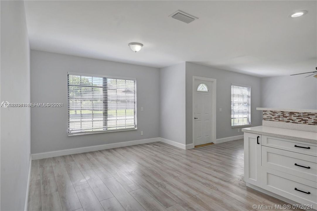 В аренду: $3,095 (3 спален, 2 ванн, 1317 Квадратных фут)